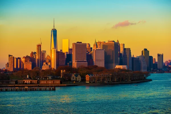 New york city skyline zonsondergang — Stockfoto