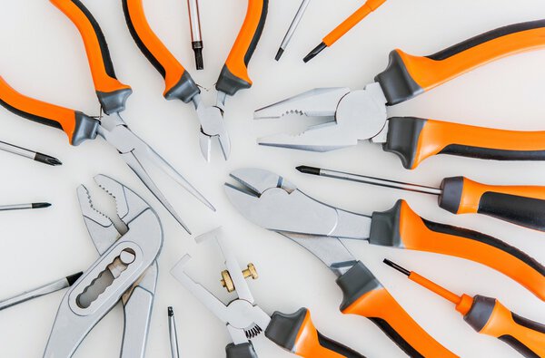 Набор инструментов на белом
