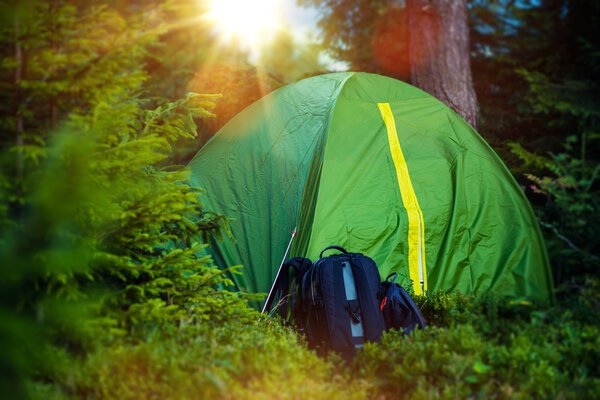Палаточный лагерь и рюкзак
