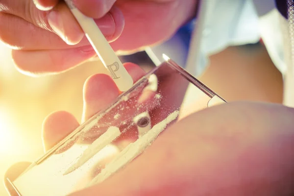 Viciado em drogas que toma cocaína — Fotografia de Stock