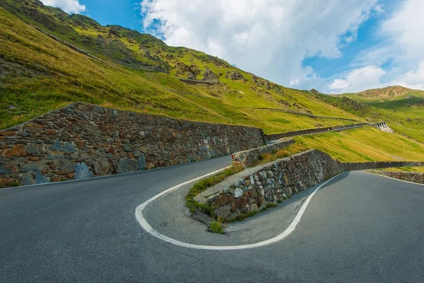 Strada alpina tortuosa — Foto Stock