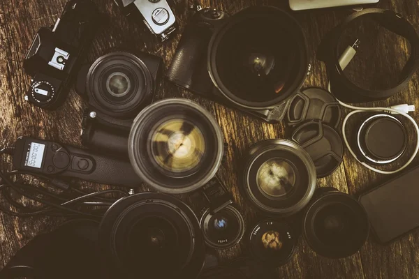 Equipamento para fotógrafos Mesa de madeira — Fotografia de Stock