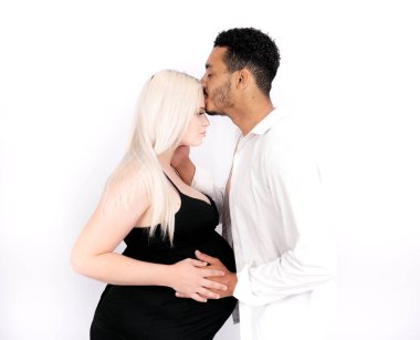 Bebek bekleyen çok ırklı ve şık bir çiftin profil görüşü