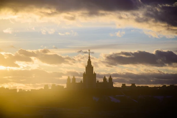 Sunset Universidad Estatal de Moscú en invierno — Foto de Stock