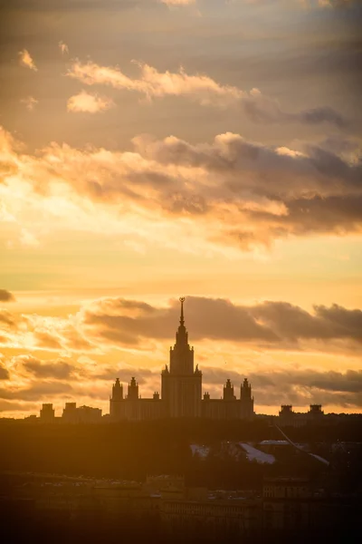 Sunset Universidad Estatal de Moscú en invierno — Foto de Stock