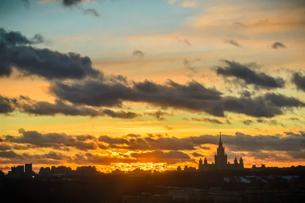 Coucher de soleil Université d'Etat de Moscou en hiver — Photo