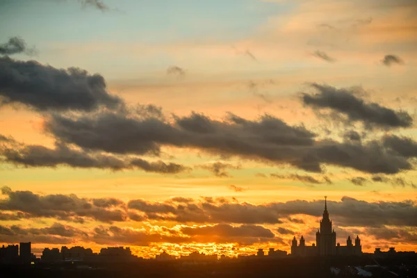 Coucher de soleil Université d'Etat de Moscou en hiver — Photo