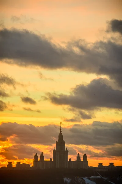 冬の夕日モスクワ大学 — ストック写真