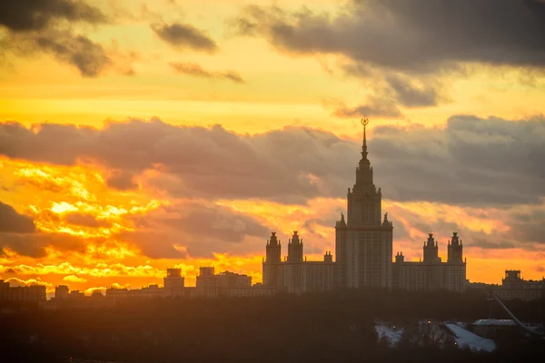 Coucher de soleil Université d'Etat de Moscou en hiver — Photo