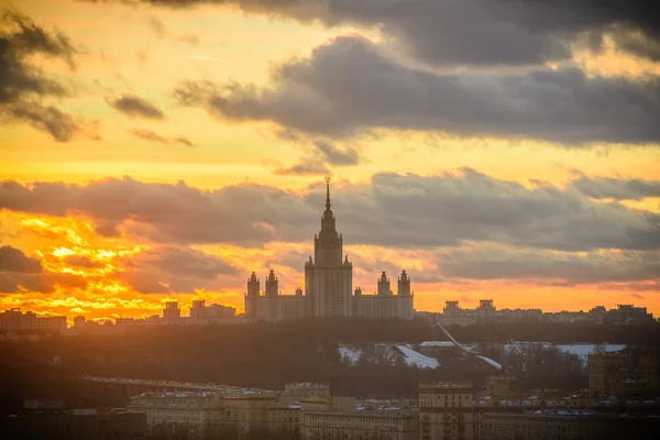 Sunset Moskevská státní univerzita v zimě — Stock fotografie