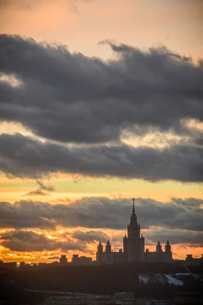 Sunset Moskevská státní univerzita v zimě — Stock fotografie