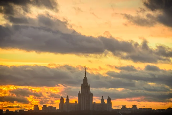 Sunset Moscow State University i vinter — Stockfoto