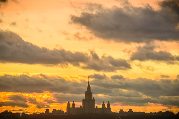 Sonnenuntergang Moskauer Staatliche Universität im Winter — Stockfoto