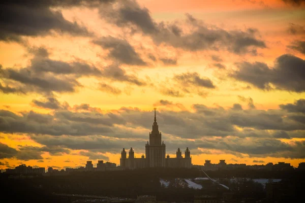 Sonnenuntergang Moskauer Staatliche Universität im Winter — Stockfoto