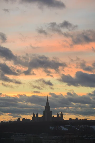 Coucher de soleil Université d'Etat de Moscou en hiver — Photo