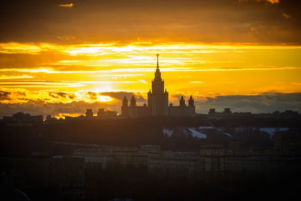 Закат Московского государственного университета зимой — стоковое фото