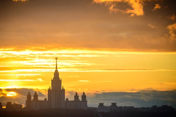 Sunset Moscow State University i vinter — Stockfoto