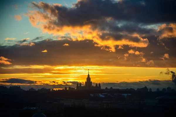 Κρατικό Πανεπιστήμιο της Μόσχας ηλιοβασίλεμα το χειμώνα — Φωτογραφία Αρχείου