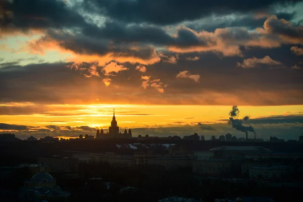 Закат Московского государственного университета зимой — стоковое фото