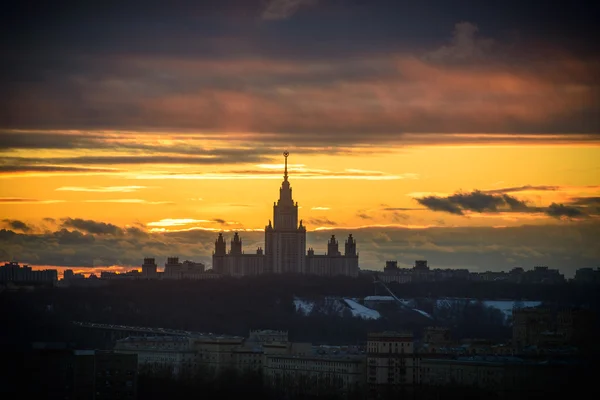 Закат Московского государственного университета зимой — стоковое фото