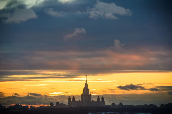 Закат Московского государственного университета зимой — стоковое фото