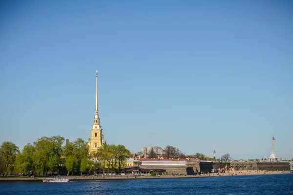 Vista de Peter y Paul Fortress, Sankt Petersburg. San Petersburgo es la segunda ciudad más grande de Rusia . — Foto de Stock