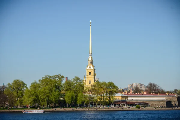 Uitzicht op Peter en Paulus Vesting, Sankt-Petersburg. St. Petersburg is de tweede grootste stad in Rusland. — Stockfoto