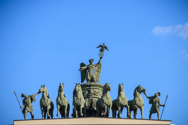 A escultura de cavalos no arco triunfal de São Petersburgo no céu — Fotografia de Stock