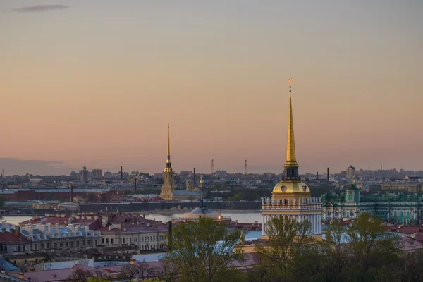 Вид на Адмиралтейство, дворец (Эрмитаж) и Петропавловскую крепость в Санкт-Петербурге — стоковое фото