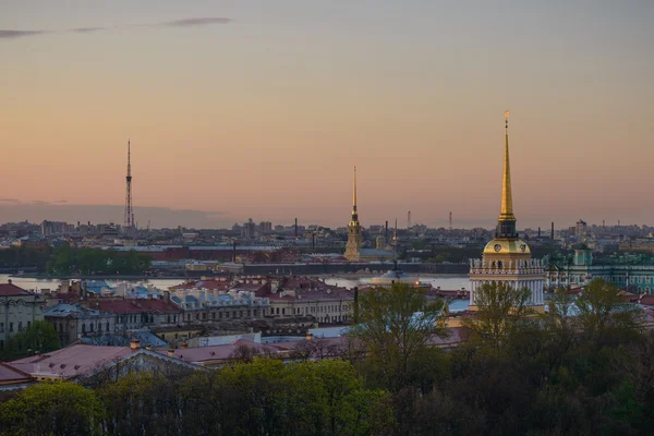 Vista al Almirantazgo, palacio (Ermita) y la fortaleza de Pedro y Pablo en San Petersburgo — Foto de Stock
