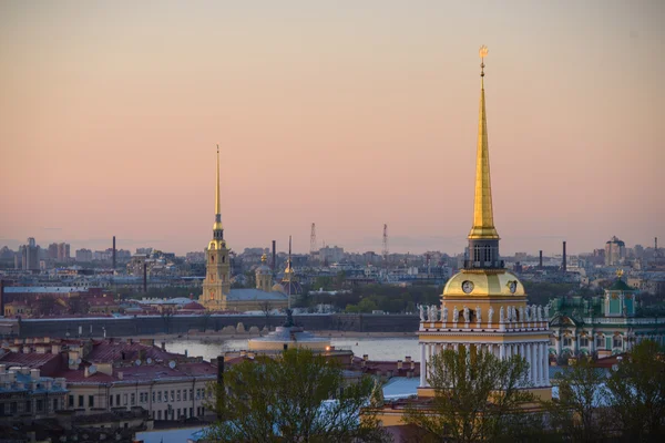 Met het oog op de Admiraliteit, Paleis (Hermitage) en Peter en Paulus vesting in St.Petersburg — Stockfoto