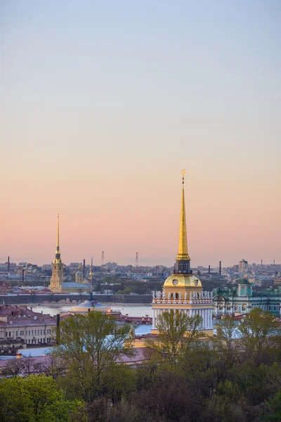 Vista al Almirantazgo, palacio (Ermita) y la fortaleza de Pedro y Pablo en San Petersburgo — Foto de Stock