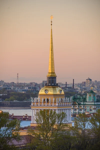 Vista al Almirantazgo, palacio (Ermita) y la fortaleza de Pedro y Pablo en San Petersburgo — Foto de Stock