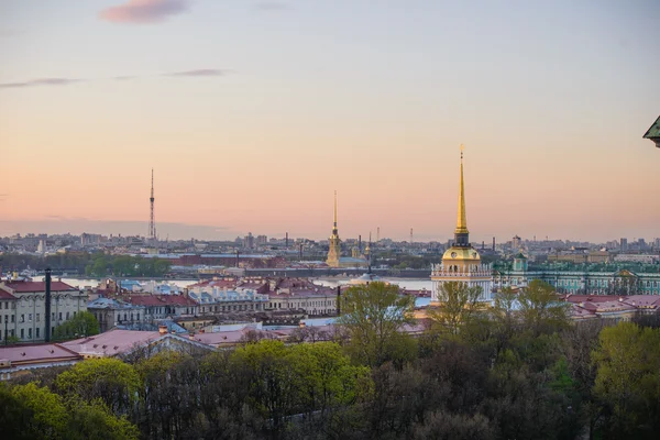 Вид на Адмиралтейство, дворец (Эрмитаж) и Петропавловскую крепость в Санкт-Петербурге — стоковое фото