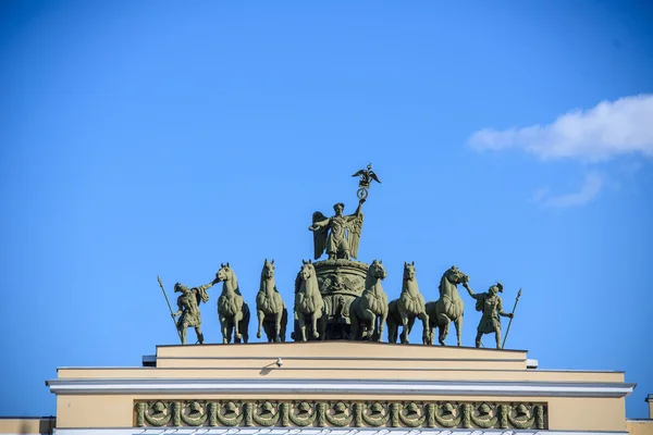 The sculpture of horses on the triumphal arch of St. Petersburg in the sky — Stock Photo, Image
