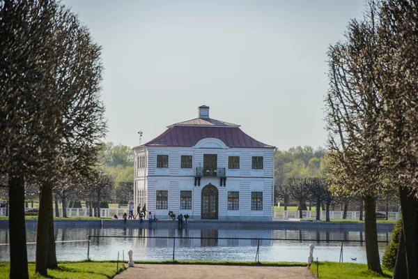 PETERHOF, SAINT-PETERSBURG, RÚSSIA: Vista sobre o palácio de Marly . — Fotografia de Stock