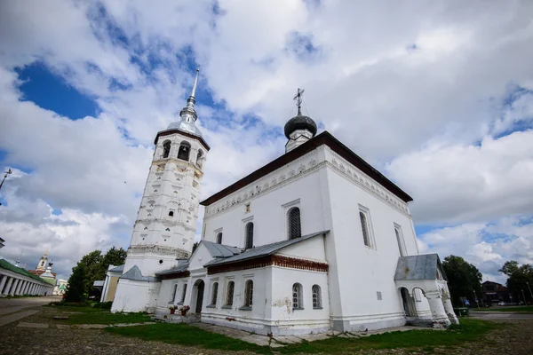 Suzdal, russland, um 2016. Auferstehungskirche (voskresenskay) auf dem Marktplatz. — Stockfoto