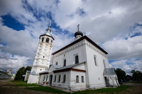 Suzdal, Ryssland, Circa 2016. Kyrkan av uppståndelsen (Voskresenskay) på torget. — Stockfoto