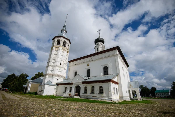 Suzdal, russland, um 2016. Auferstehungskirche (voskresenskay) auf dem Marktplatz. — Stockfoto