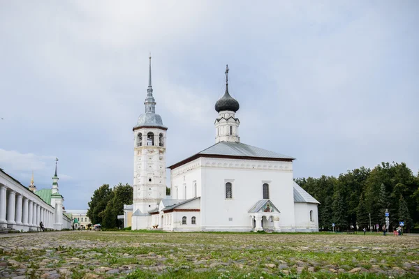 Suzdal, Ryssland, Circa 2016. Kyrkan av uppståndelsen (Voskresenskay) på torget. — Stockfoto