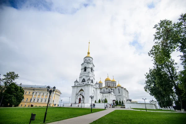 Catedral da Dormição (Catedral da Assunção) e Torre do Sino em Vladimir — Fotografia de Stock