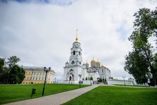 Mariä-Himmelfahrt-Kathedrale und Glockenturm in Wladimir — Stockfoto