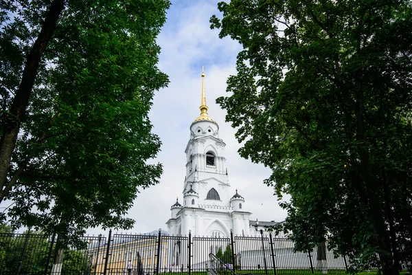 Katedrála Nanebevzetí (chrám Nanebevzetí) a zvonice v destinaci Vladimir — Stock fotografie