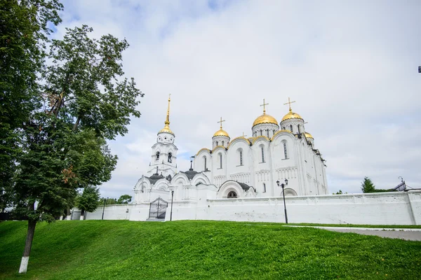 夏、世界遺産ウラジーミル、ロシアでウラジーミル ・ ウスペン スキー大聖堂. — ストック写真