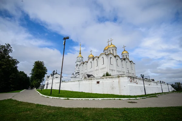 夏、世界遺産ウラジーミル、ロシアでウラジーミル ・ ウスペン スキー大聖堂. — ストック写真