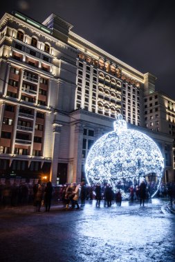 Manezhnaya Meydanı Noel kurulumu ile