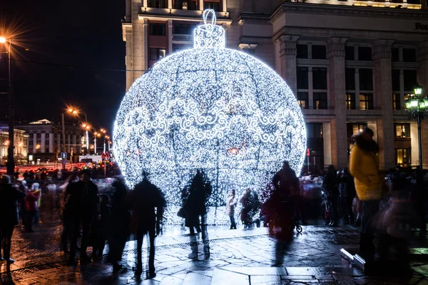 Plaza Manezhnaya con la instalación de Navidad —  Fotos de Stock