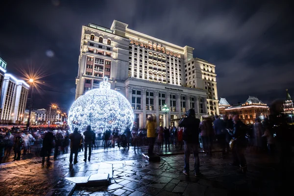 Plaza Manezhnaya con la instalación de Navidad —  Fotos de Stock