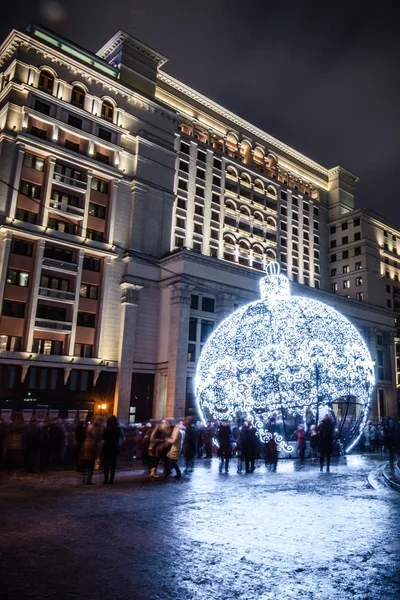 Plaza Manezhnaya con la instalación de Navidad —  Fotos de Stock