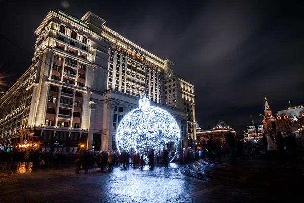 Manezhnaya Square mit der Weihnachtsinstallation lizenzfreie Stockbilder